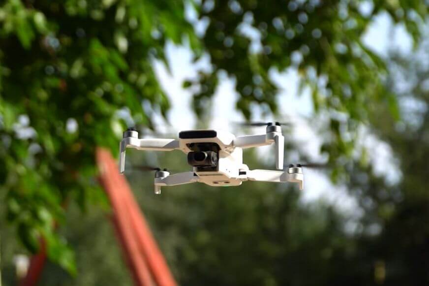 Die Xioami FIMI X8 Mini Drohne schwebt waagrecht in der Luft